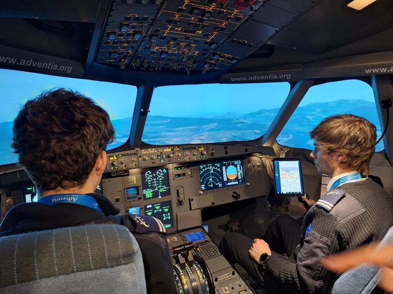 Alumnos realizando prcticas de coordinacin en cabina MCC -APS en simulador de A320